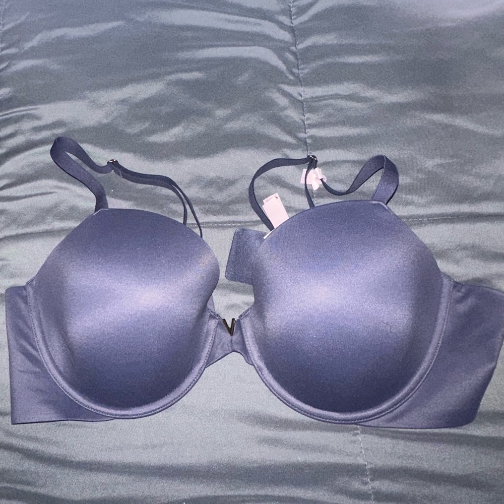 Victoria’s Secret t-shirt bra. 40c